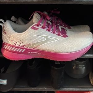 Brooks women levitate